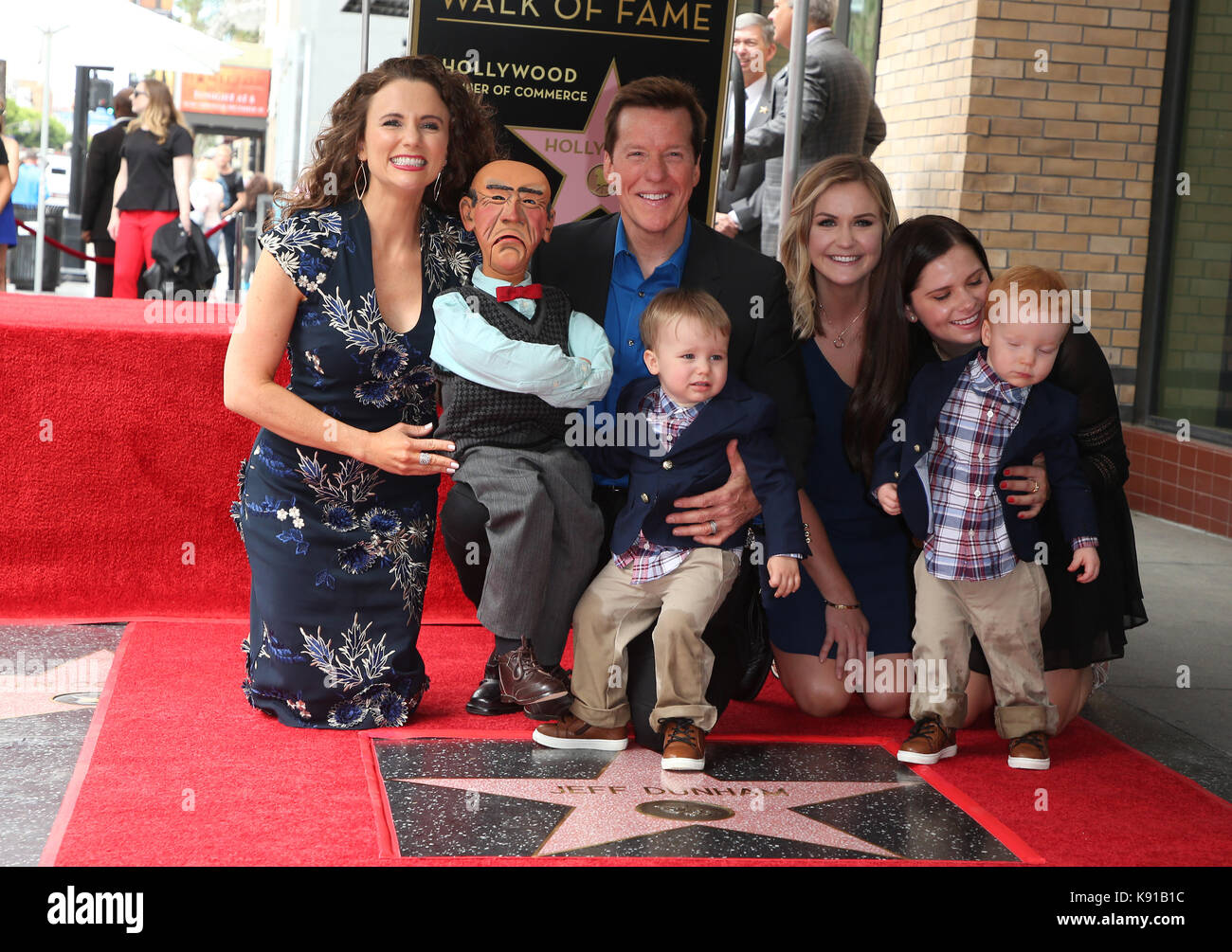 Hollywood, Ca. 21 Sep, 2017. Jeff Dunham, Audrey Dunham, James Dunham, Familie, bei Jeff Dunham geehrt mit Stern auf dem Hollywood Walk of Fame Auf dem Hollywood Walk of Fame am 21. September 2017 in Los Angeles, Kalifornien. Credit: Faye Sadou/Medien Punch/Alamy leben Nachrichten Stockfoto