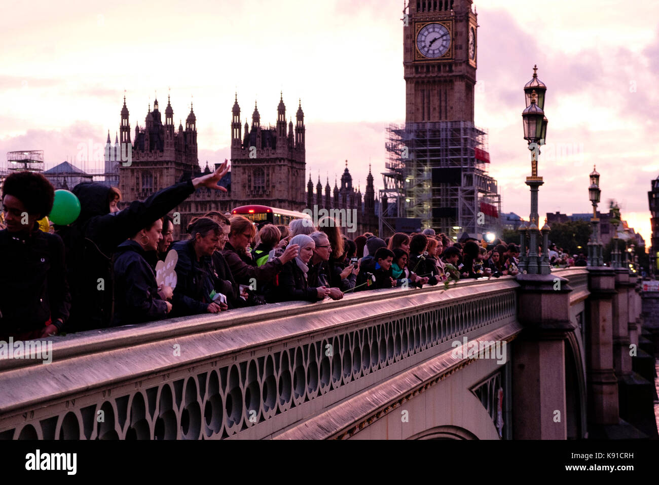 London, Großbritannien. 21 Sep, 2017. London erinnert an den Frieden in der Welt Tag mit einem für den Frieden gehen. Die Teilnehmer verteilten weiße Blumen unter den Wanderer der South Bank und warf die Blumen auf der Themse vom Westminster Bridge. London, 21. September 2017. Credit: Noemi Gago/Alamy leben Nachrichten Stockfoto