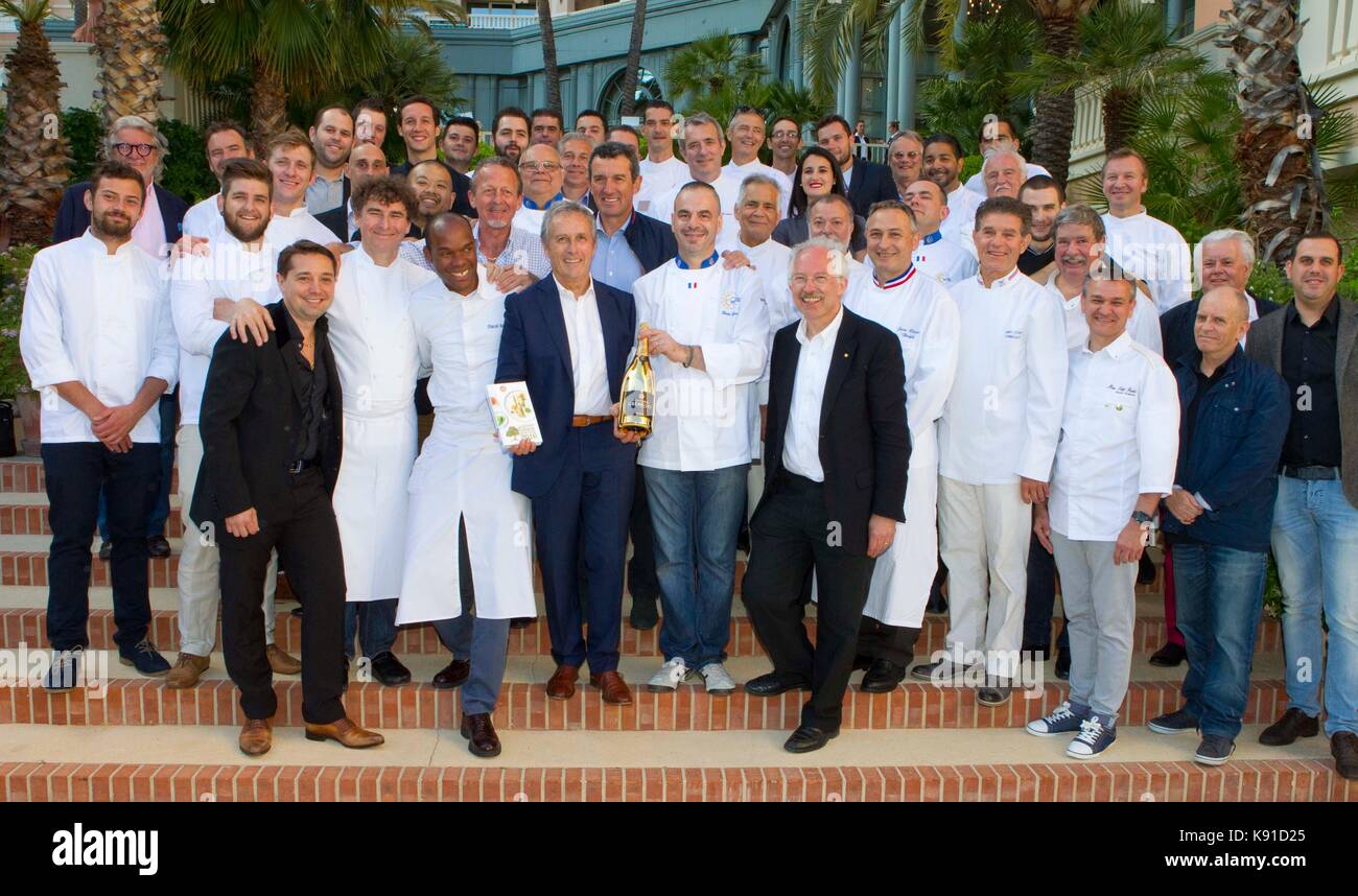 Monaco, Monaco. 23. Mai 2016. Monaco, Monte Carlo - 23. Mai 2016: Französische Köche Jacques Chibois von La Bastide Saint Antoine in Grasse, Küchenchef Marcel Ravin vom Monte Carlo Bay Hotel and Resort und Christophe Le Brignon, Küchenchef im Hotel Metropole Monte-Carlo | Verwendung der weltweiten Kredit: dpa/Alamy leben Nachrichten Stockfoto