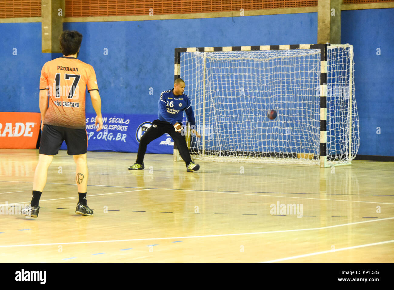 SÃO PAULO, SP - 21.09.2017: HANDEBOL MÄNNLICH PINHEIROS X SÃO CAETANO - Handball Spiel zwischen EC Pinheiros und São Caetano Handball, South Nordeste Konferenz. Donnerstag, 21. Vitoria do EC Pinheiros, die von 26. bis 17. (Foto: Roberto Casimiro/Fotoarena) Stockfoto