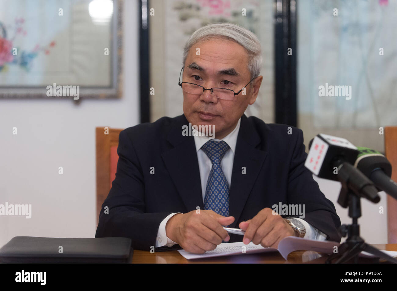 Moskau. 21 Sep, 2017. Chinesischen Sondergesandten auf die syrische Frage Xie Xiaoyan nimmt an einer Pressekonferenz in Moskau, Russland an Sept. 21, 2017. China wird in engem Kontakt mit den Parteien des Syrischen Konflikts, Arbeit für den Frieden spricht im Zusammenhang erhalten und dazu beitragen, eine politische Lösung, sagte Xie Xiaoyan hier Donnerstag. Credit: Evgeny Sinitsy/Xinhua/Alamy leben Nachrichten Stockfoto