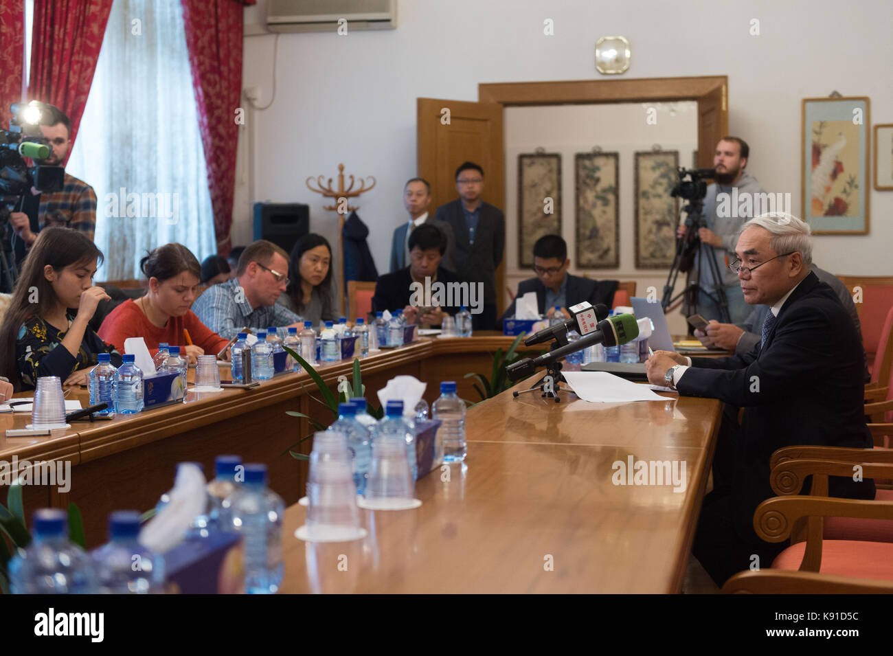 Moskau. 21 Sep, 2017. Chinesischen Sondergesandten auf die syrische Frage Xie Xiaoyan (1. R) nimmt an einer Pressekonferenz in Moskau, Russland an Sept. 21, 2017. China wird in engem Kontakt mit den Parteien des Syrischen Konflikts, Arbeit für den Frieden spricht im Zusammenhang erhalten und dazu beitragen, eine politische Lösung, sagte Xie Xiaoyan hier Donnerstag. Credit: Evgeny Sinitsy/Xinhua/Alamy leben Nachrichten Stockfoto