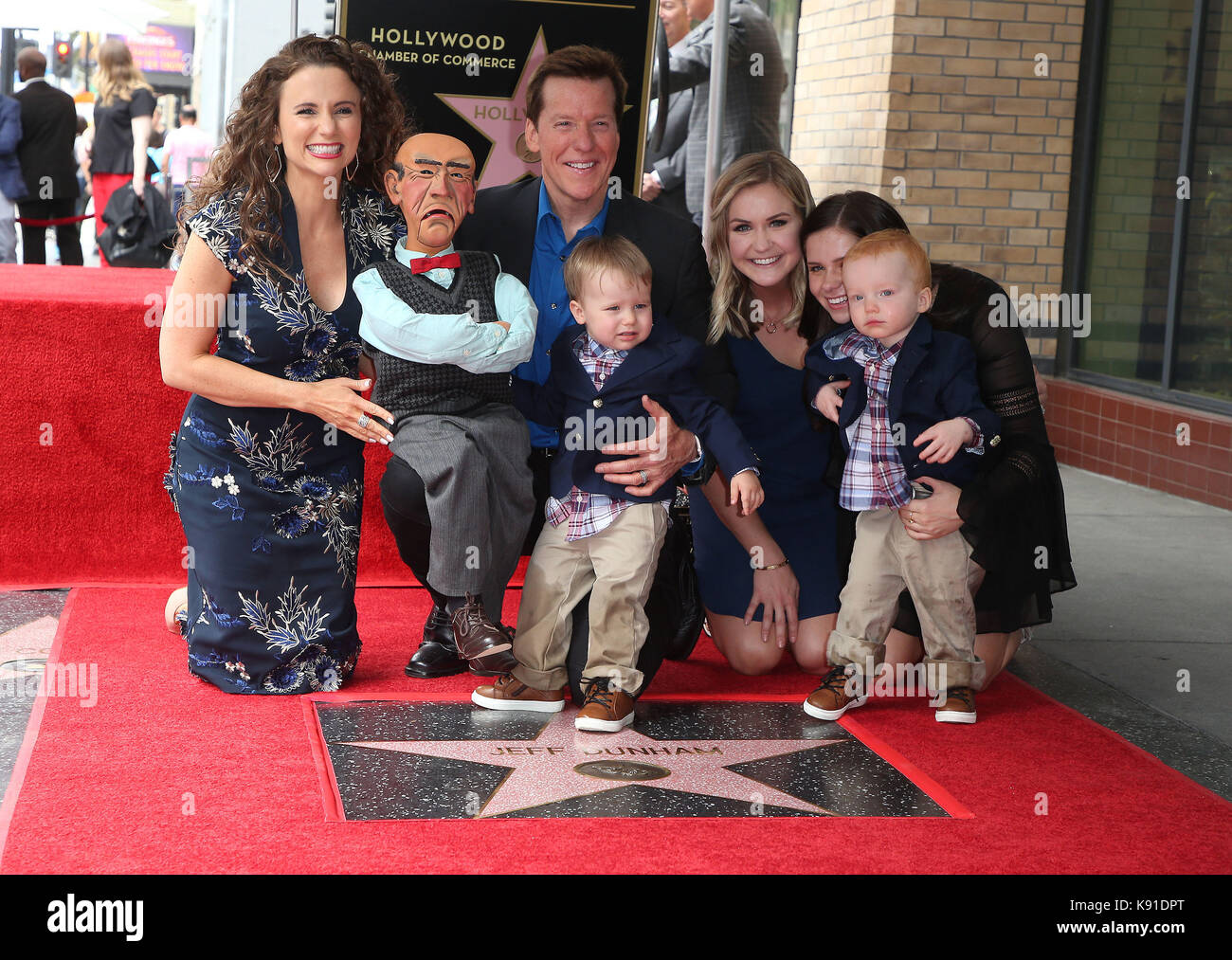 Hollywood, Kalifornien, USA. 21 Sep, 2017. 21. September 2017 - Hollywood, Kalifornien - Jeff Dunham, Audrey Dunham, James Dunham, Familie, Walter die Marionette. Jeff Dunham geehrt mit Stern auf dem Hollywood Walk of Fame. Photo Credit: F. Sadou/AdMedia Credit: F. Sadou/AdMedia/ZUMA Draht/Alamy leben Nachrichten Stockfoto
