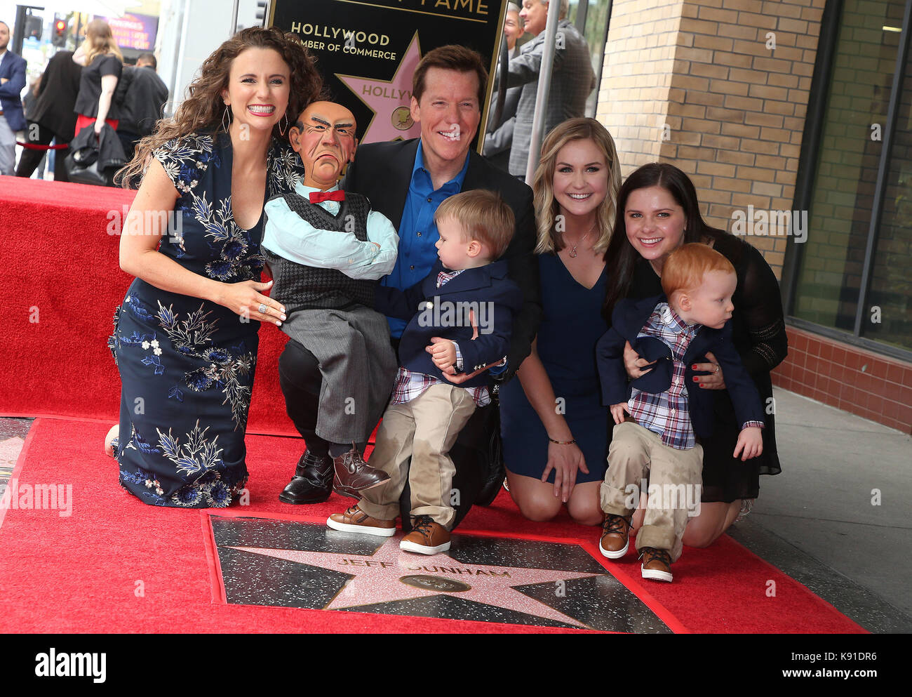 Hollywood, Kalifornien, USA. 21 Sep, 2017. 21. September 2017 - Hollywood, Kalifornien - Jeff Dunham, Audrey Dunham, James Dunham, Familie, Walter die Marionette. Jeff Dunham geehrt mit Stern auf dem Hollywood Walk of Fame. Photo Credit: F. Sadou/AdMedia Credit: F. Sadou/AdMedia/ZUMA Draht/Alamy leben Nachrichten Stockfoto