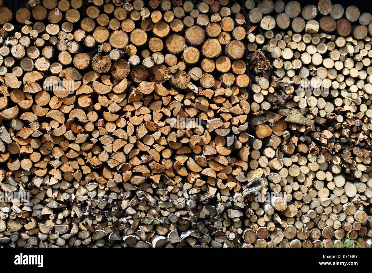 Brennholz. Gehackte Holz für Kraftstoff. Stockfoto