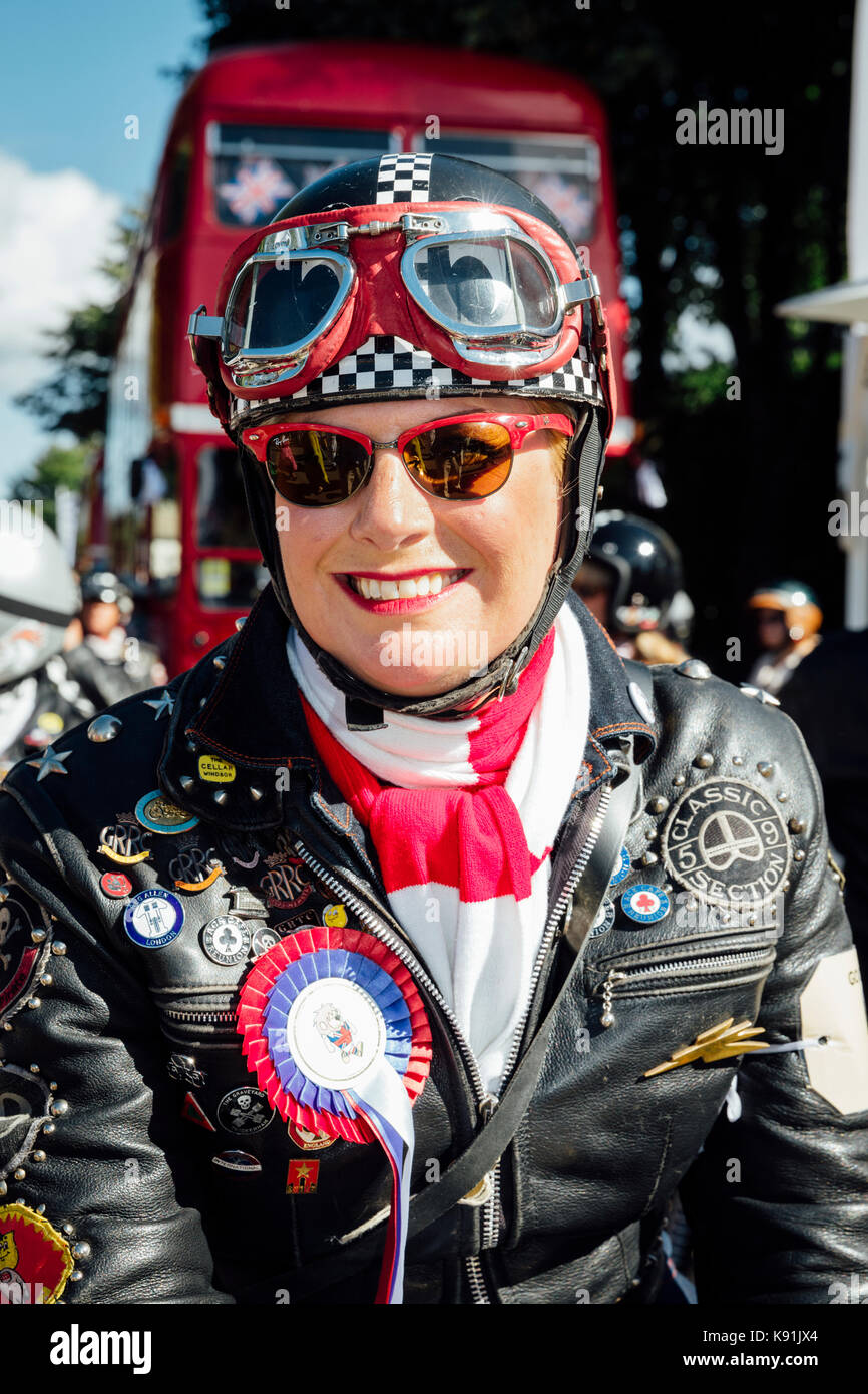 Wippe Frau in Goodwood auf Motorrad Stockfoto