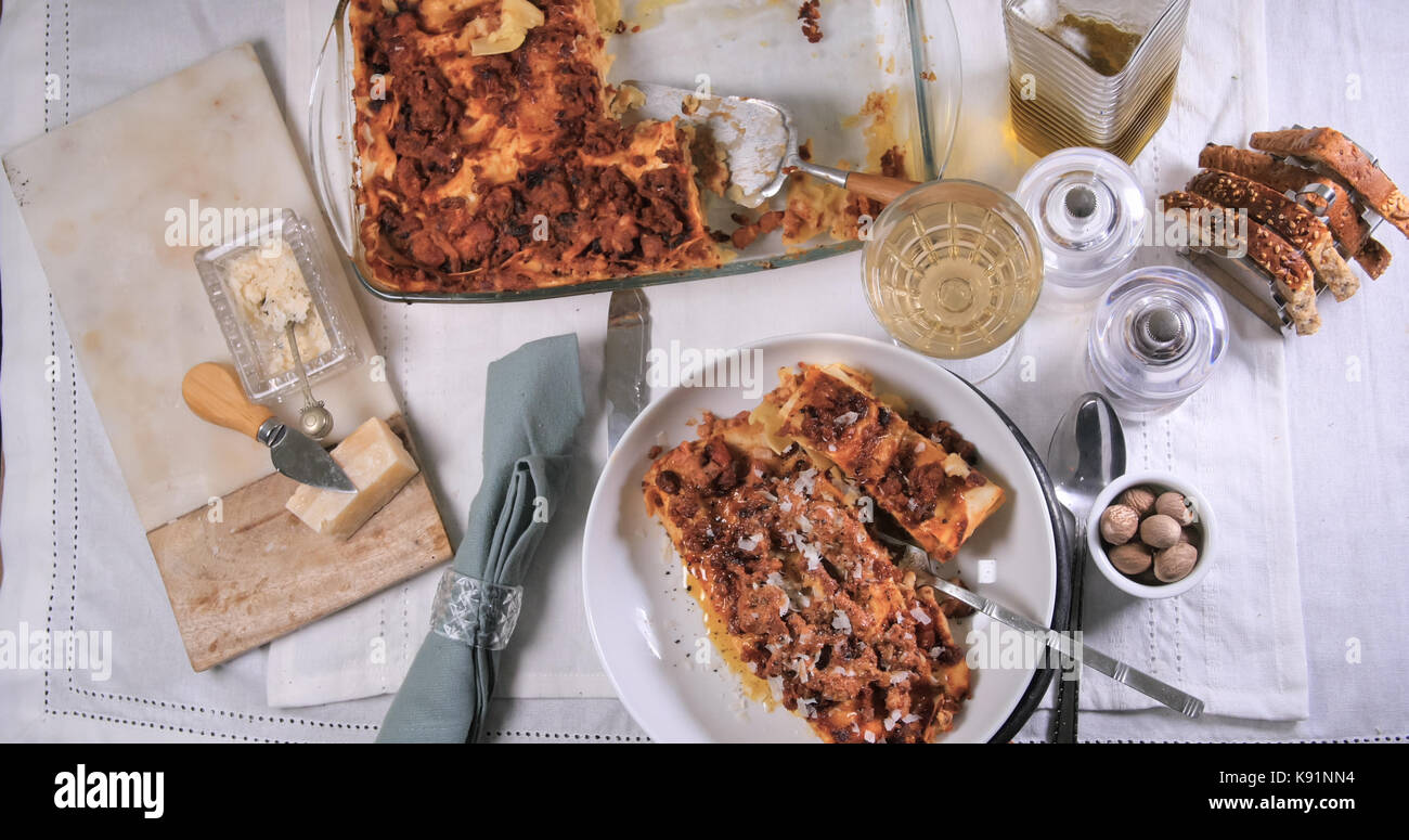 Top-down Ansicht lecker dampfende Lasagne Bolognese Sauce Stockfoto