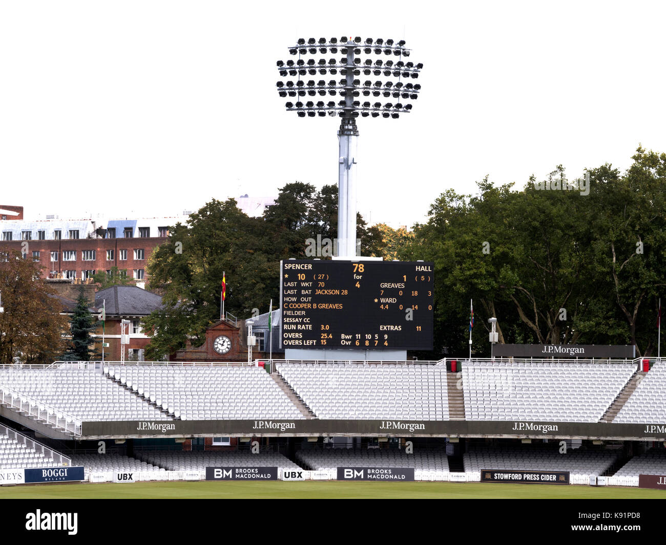 Arbeitsscheinwerfer, score board und an den Lords Cricket Ground, St Johns Wood, London, England, UK stand Stockfoto