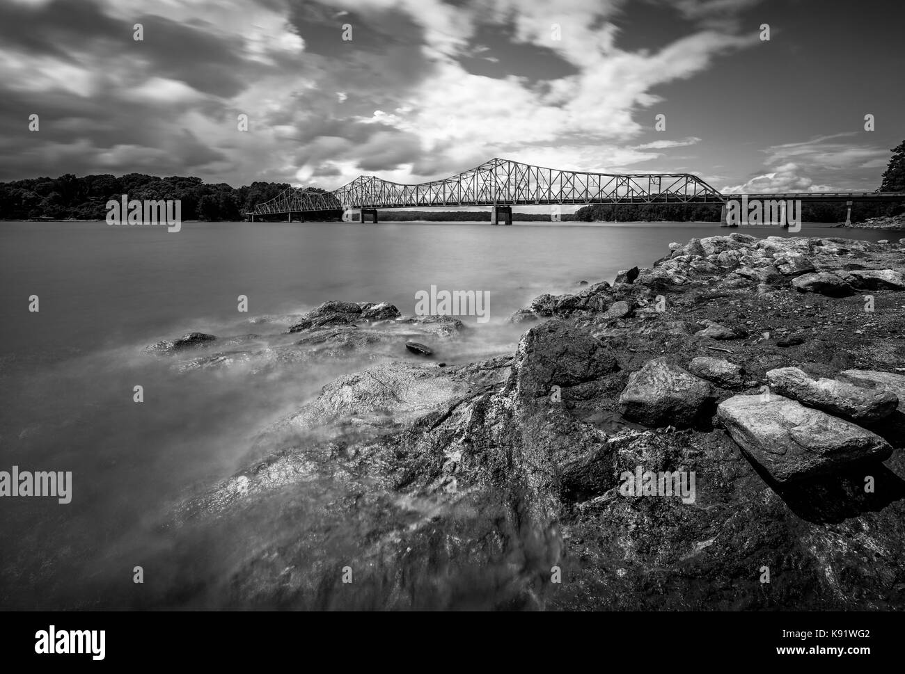Browns Brücke wurde im Jahre 1955 über den Chattahoochee River Lake Lanier gebaut.  Sie ersetzen eine Niedrigwasser-Brücke, die am See bedeckt war. Stockfoto