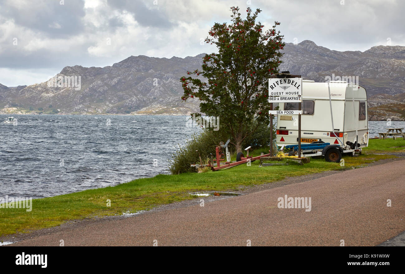 Lochside an Shieldaig, Caravan, B & B-Zeichen und Bootstrailer. Ross und Cromarty, Schottland, Großbritannien Stockfoto