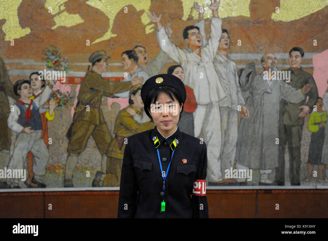 09.08.2012, Pyongyang, North Korea, Asien - eine Plattform guard steht vor einem riesigen wandbild Propaganda in einem U-Bahnhof in Pjöngjang. Stockfoto