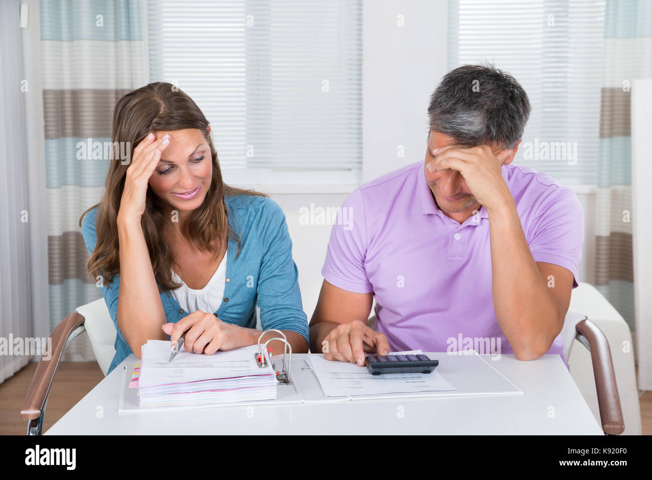 Besorgt Paar an unbezahlten Rechnungen zu Hause Suchen Stockfoto