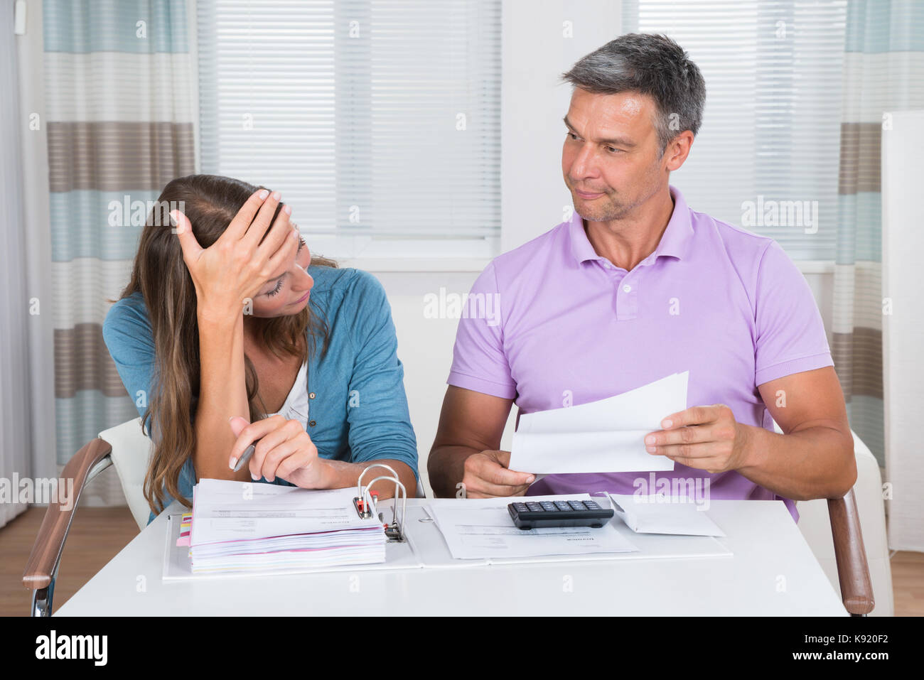 Besorgt Paar an unbezahlten Rechnungen zu Hause Suchen Stockfoto