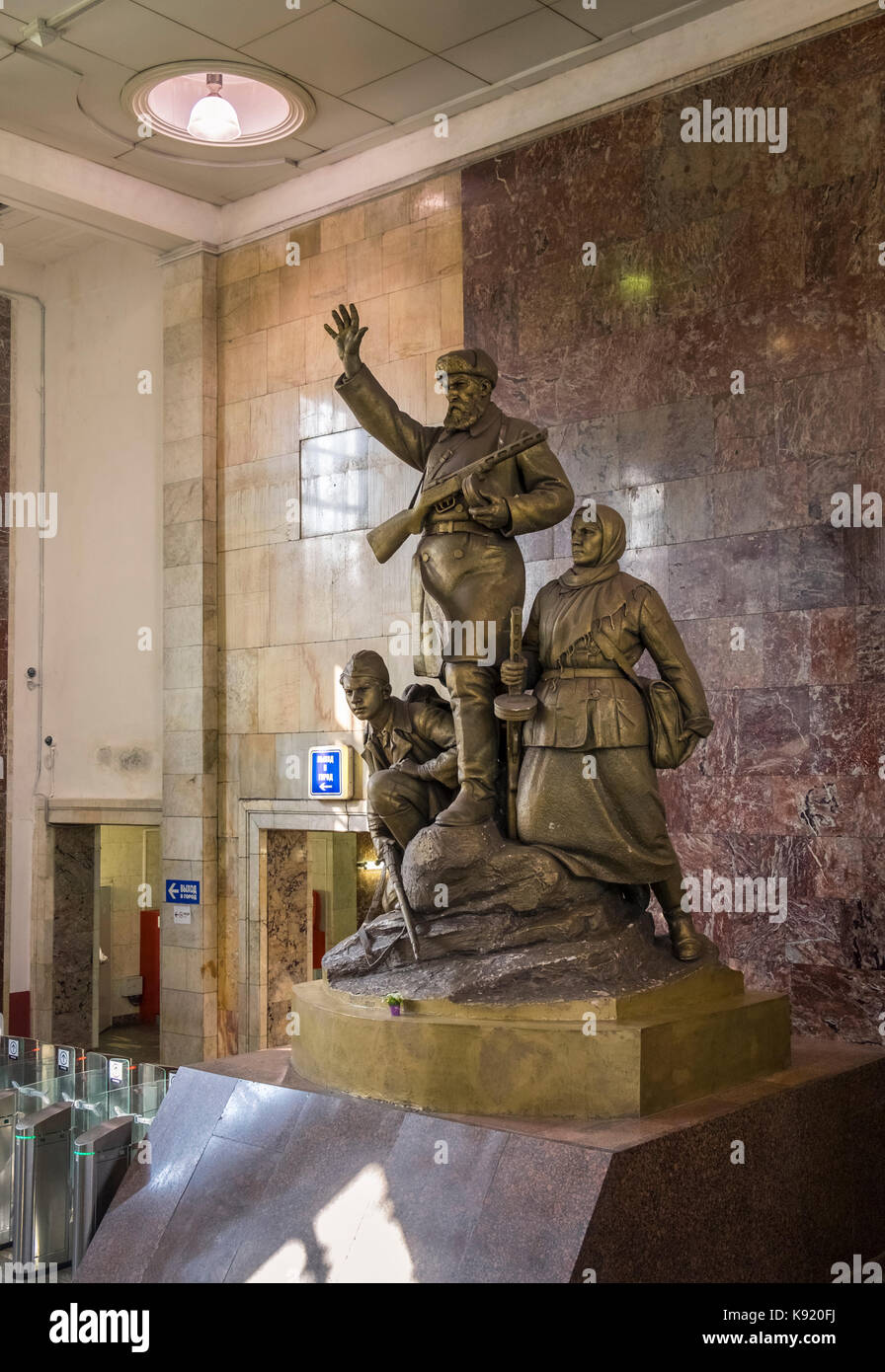 Sowjetischen kommunistischen Skulptur "Partisanen" in der Lobby des U-Bahnhof Partizanskaya angezeigt, Moskau, Russland. Stockfoto