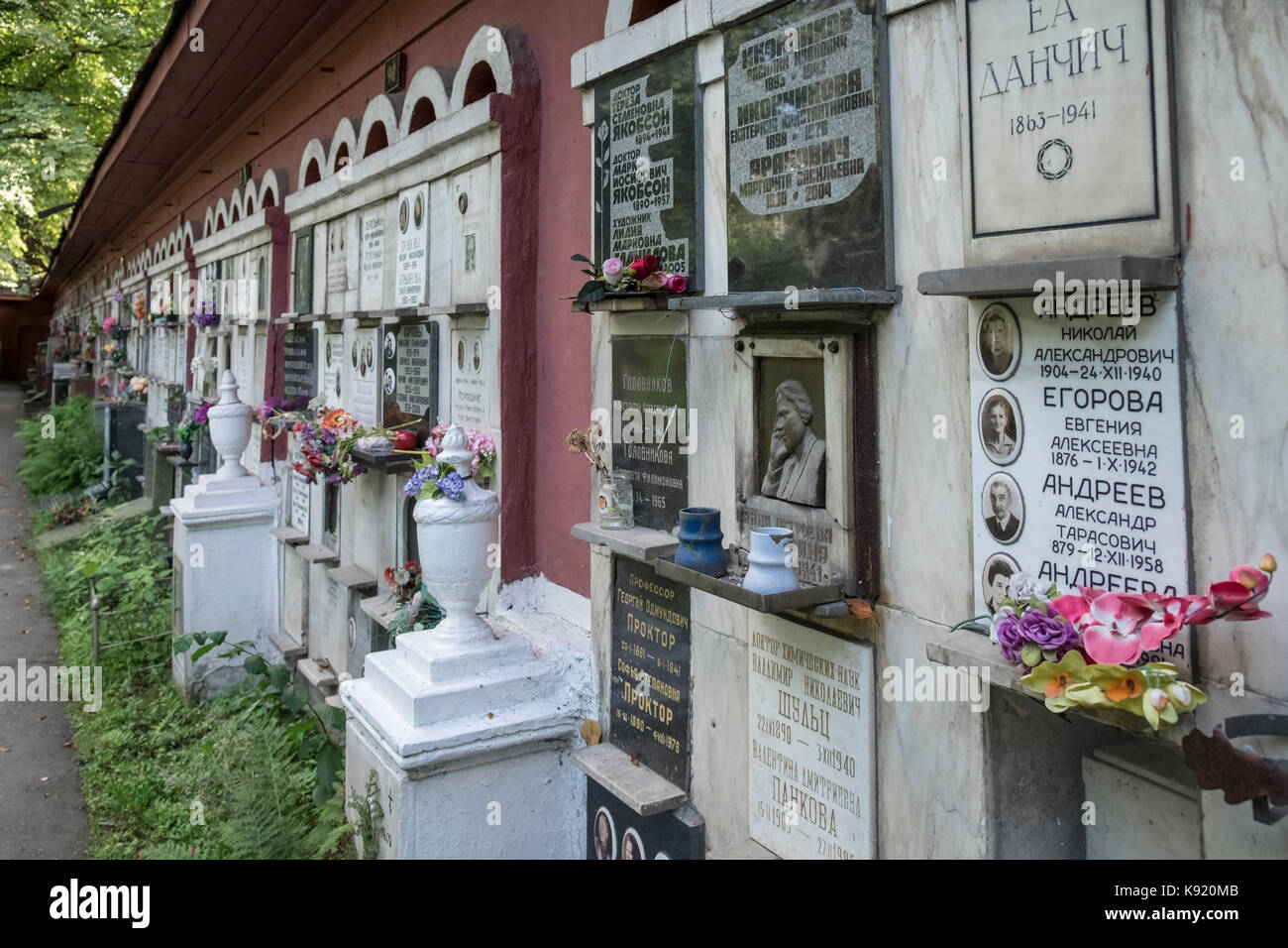 Diese Grabstätte und Gedenkstätten zu bemerkenswerten Russen am berühmten Nowodewitschi-friedhof, Moskau, Russland begraben. Stockfoto