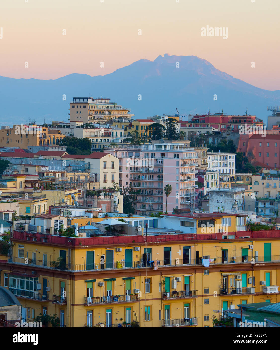 Blick auf die schöne Altstadt von Neapel bei Dämmerung. Italien Stockfoto