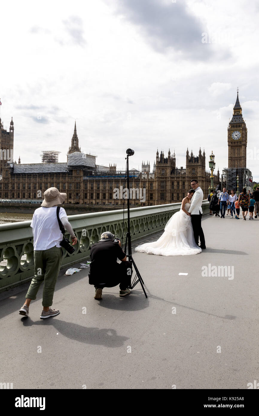 London, Großbritannien - 14 August 2017: Asiatische neue Ehepaar haben Ihre Hochzeit Fotos vor der Westminster Palace genommen Stockfoto