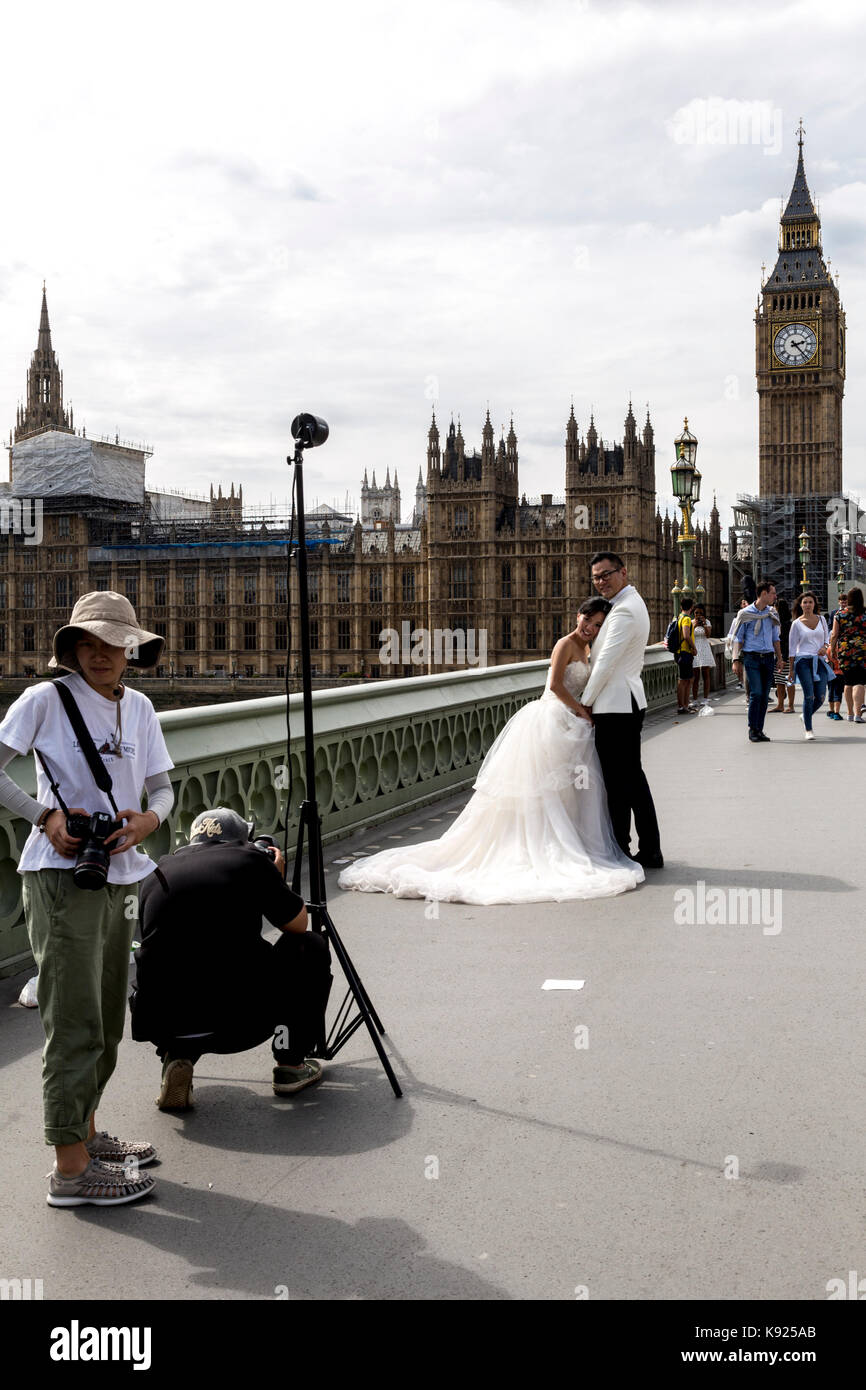 London, Großbritannien - 14 August 2017: Asiatische neue Ehepaar haben Ihre Hochzeit Fotos vor der Westminster Palace genommen Stockfoto