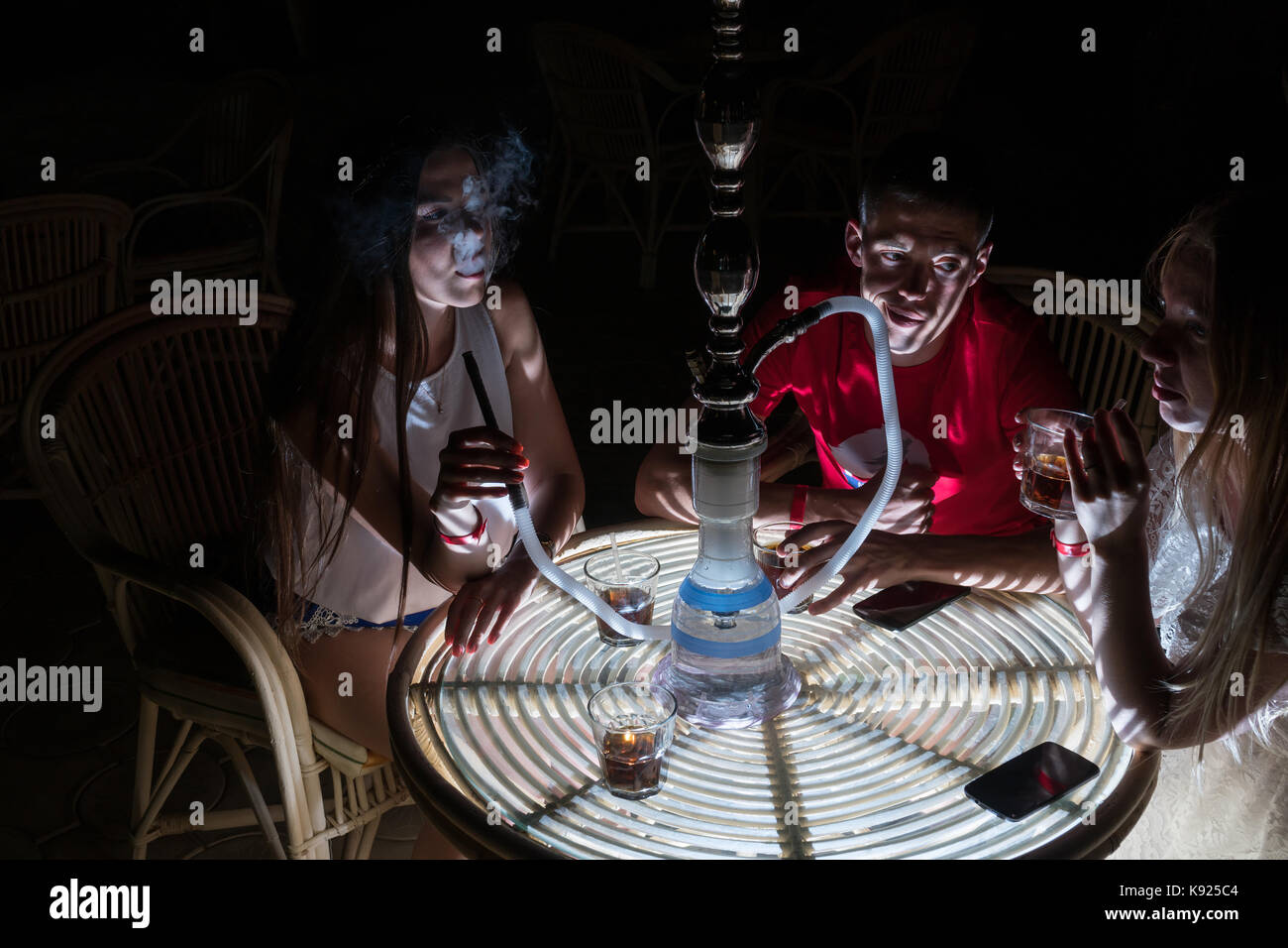 Freunde Shisha Rauchen Und Trinken Alkohol In Einer Nacht Cafe Stockfotografie Alamy