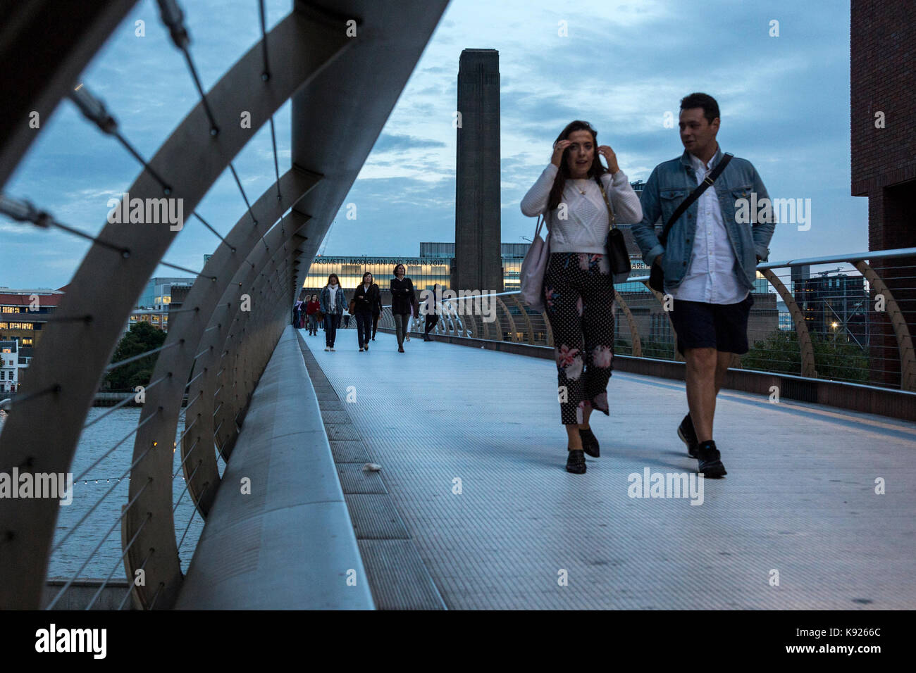 London, Großbritannien - 16 August, 2017: Millennium Bridge abend Blues Stockfoto