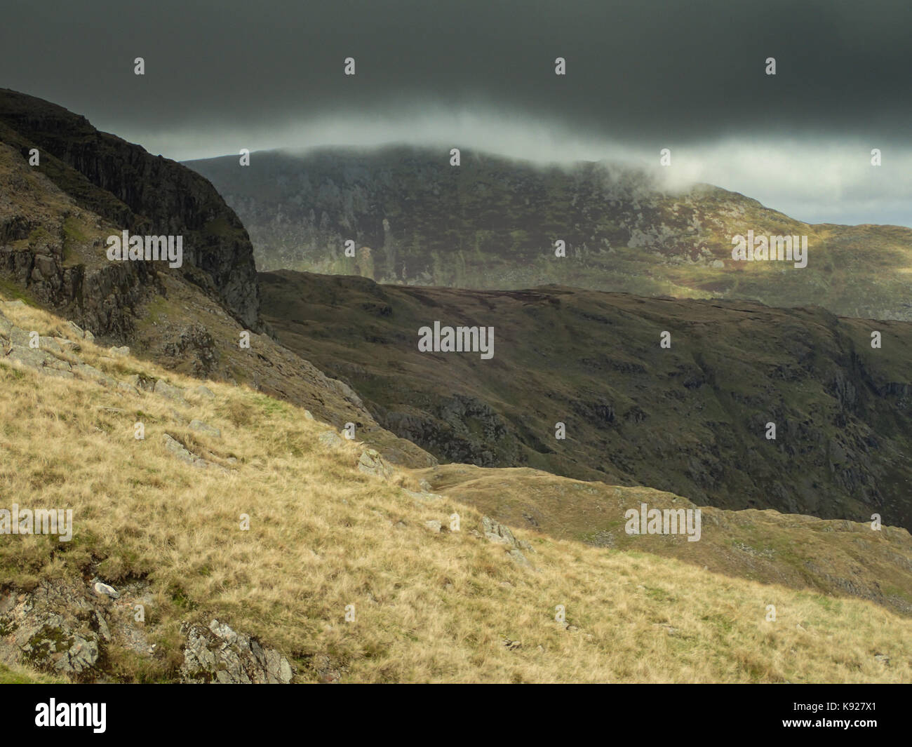 Über suchen Dove crag zu. Sonntag Crags im östlichen Bereich des Fells Nationalpark Lake District, Cumbria, England Stockfoto