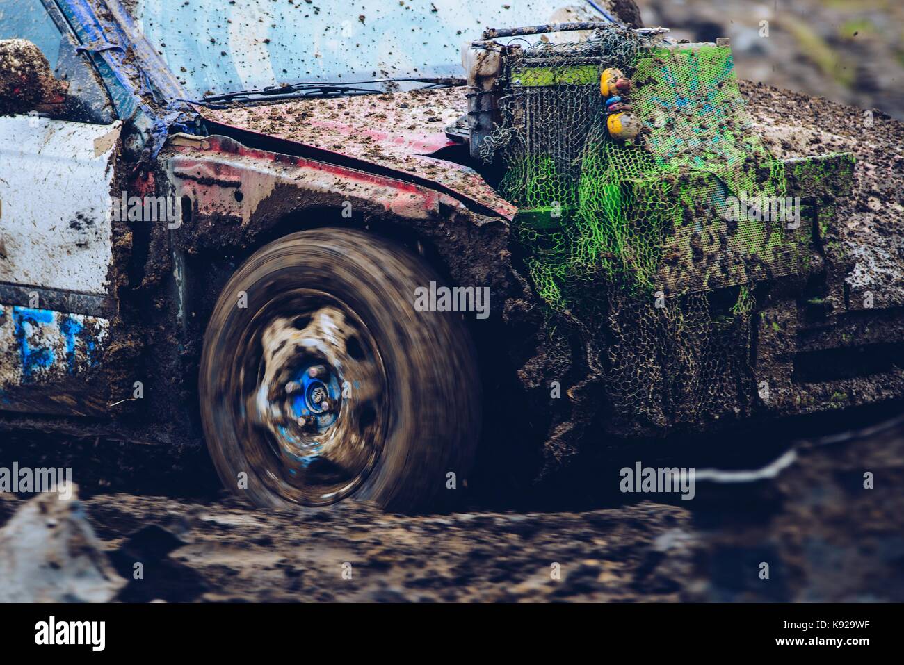 Wrack car Dirt Race auf Matschigen, Anschluss Stockfoto