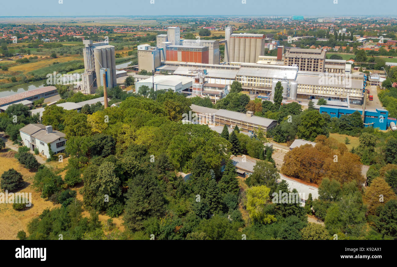 Luftaufnahme des industriellen Stadtbild mit Fabrikgebäude und Lagerhallen von Drohne pov Stockfoto