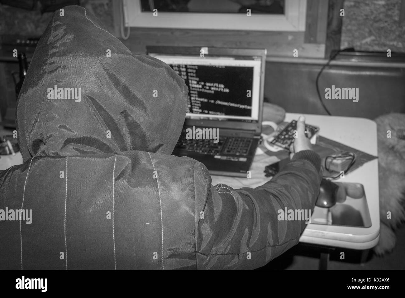 Cyber Krieg, Hacker mit Laptop Einleitung Hacker Angriff. Stockfoto
