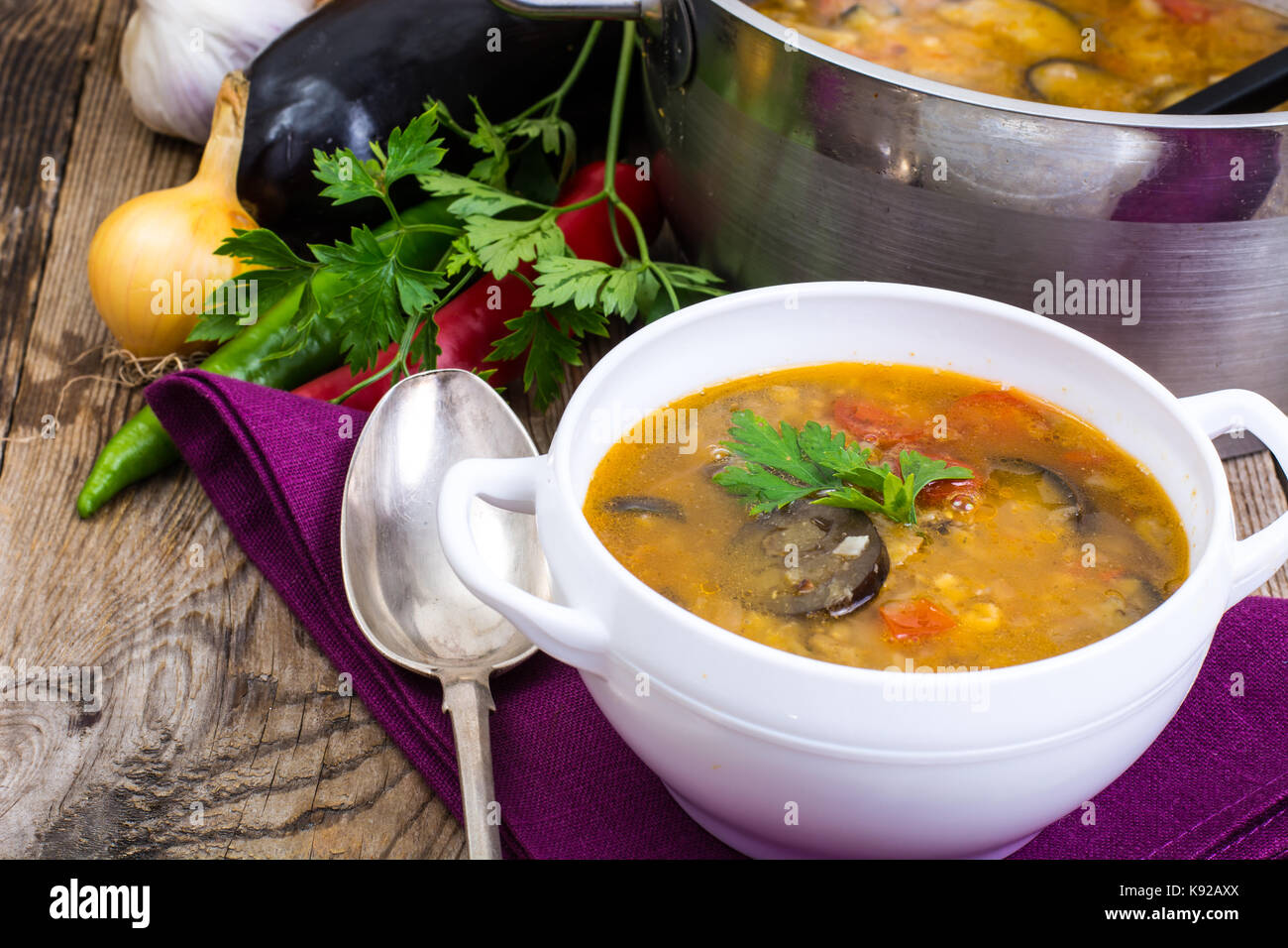 Ländliche Abendessen mit Suppe und Gemüse auf Holztisch. Studio Foto Stockfoto