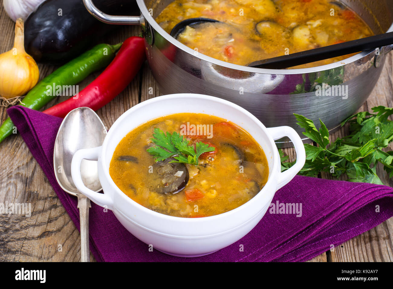 Ländliche Abendessen mit Suppe und Gemüse auf Holztisch. Studio Foto Stockfoto