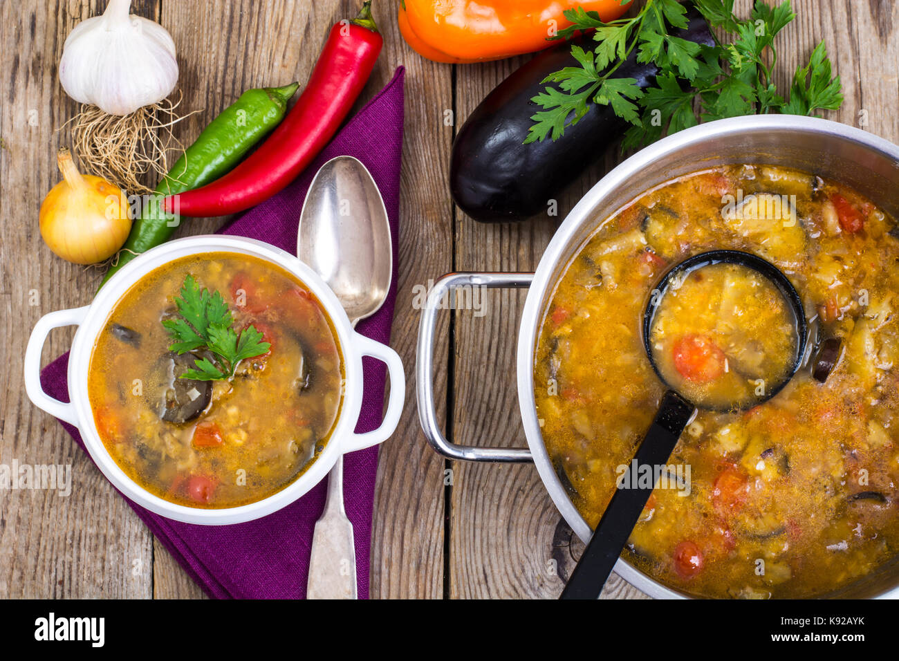 Ländliche Abendessen mit Suppe und Gemüse auf Holztisch. Studio Foto Stockfoto