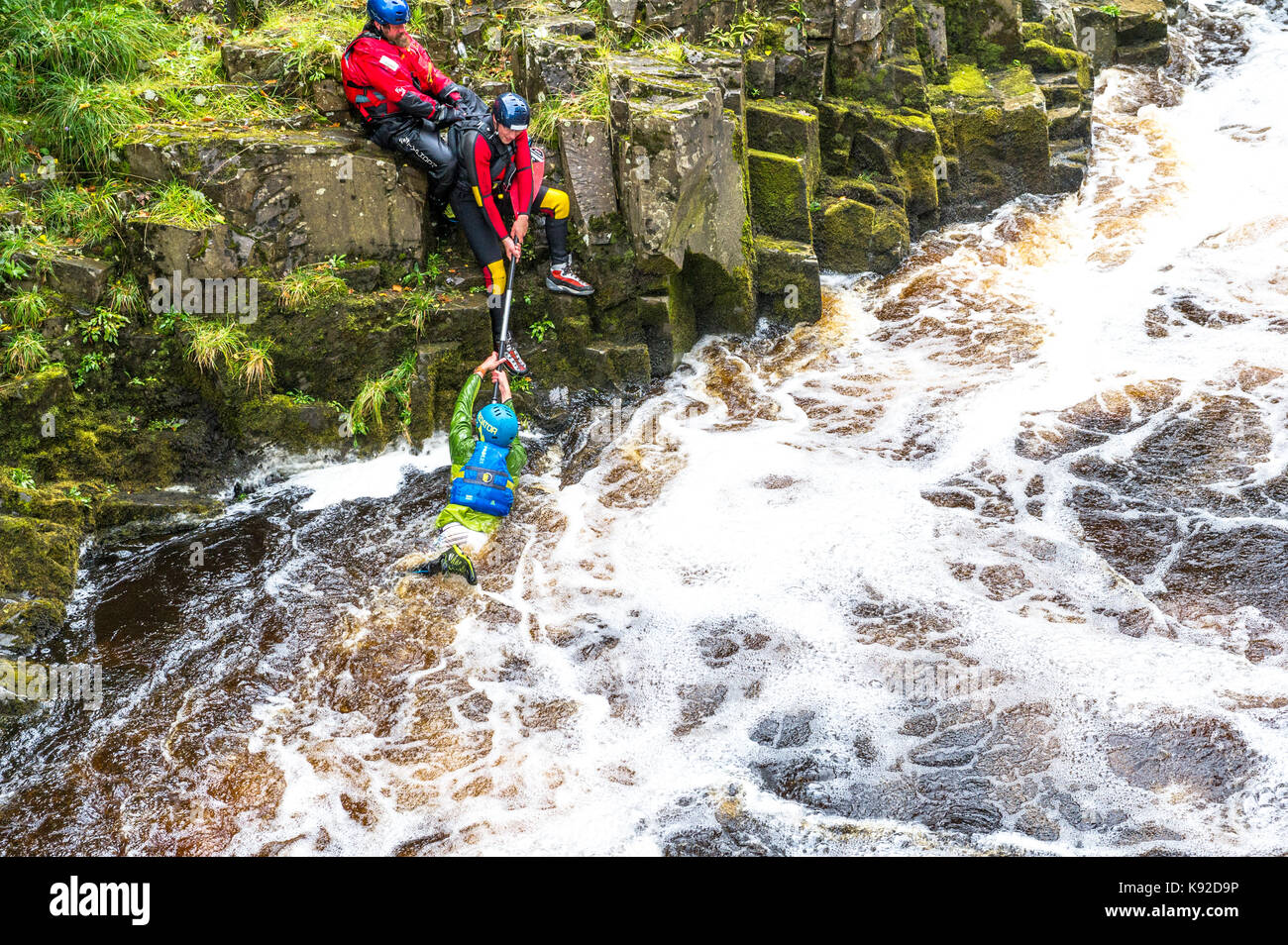 Schlucht wandern in den Fluss-T-Stücke bei stürmischem Wetter und geschwollenen Fluss, Bowlees, County Durham. Stockfoto