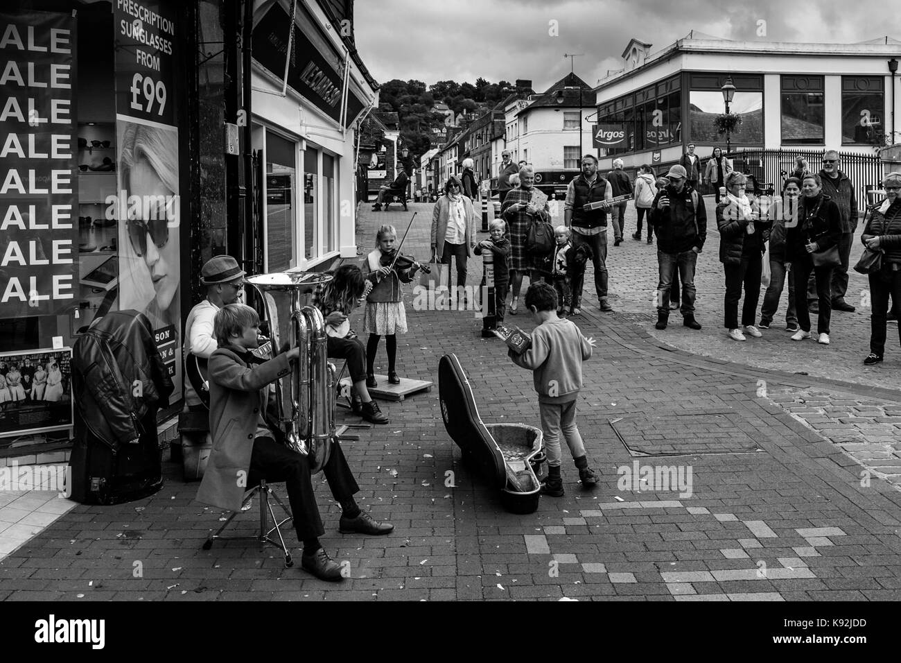 Eine junge Familie von Straßenkünstlern durchführen, die in der High Street, Lewes, East Sussex, UK. Stockfoto