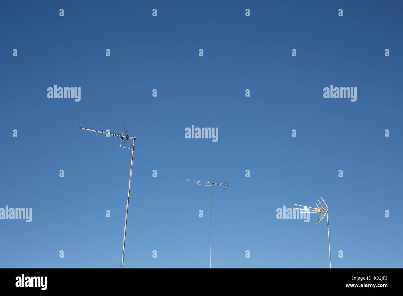 TV Antenne Masten vor blauem Himmel. Stockfoto