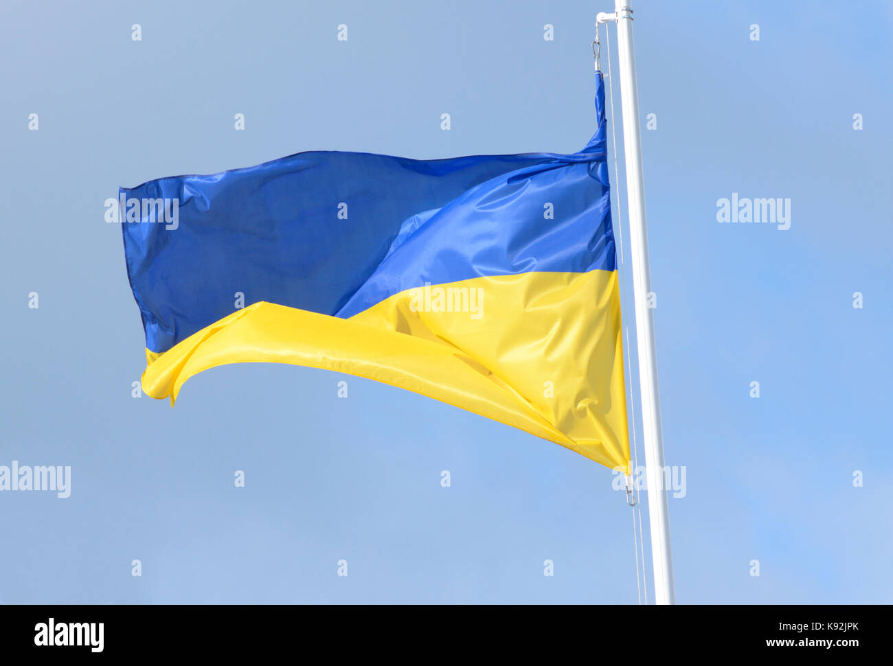 Nationale ukrainische Flagge auf einem blauen Himmel Hintergrund Stockfoto