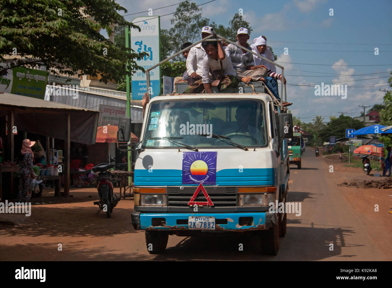 Die Menschen sind Reiten in einem Lkw bei gleichzeitiger Unterstützung der Opposition CNRP Party bei Rallye in Chork Dorf, Tboung Khmum Provinz in Kambodscha. Stockfoto