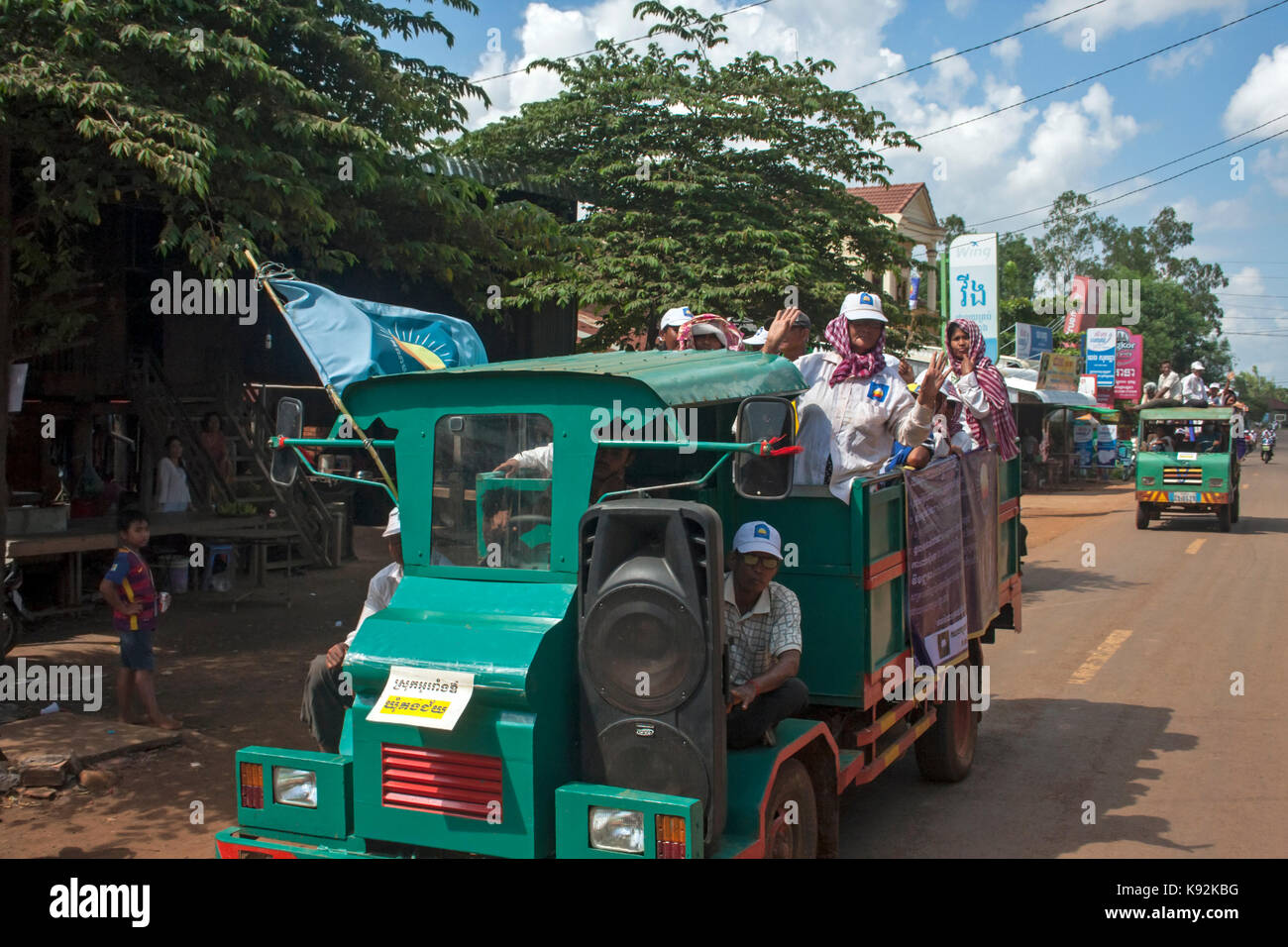 Die Menschen sind Reiten in einem Lkw bei gleichzeitiger Unterstützung der Opposition CNRP Party bei Rallye in Chork Dorf, Tboung Khmum Provinz in Kambodscha. Stockfoto