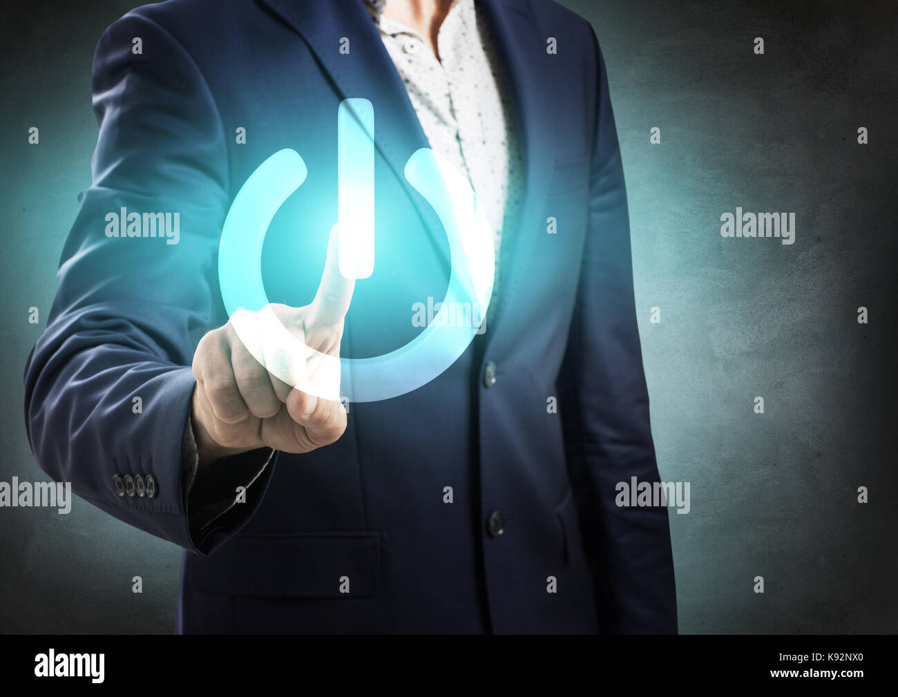 Geschäftsmann durch Drücken des futuristischen drücken. Stockfoto