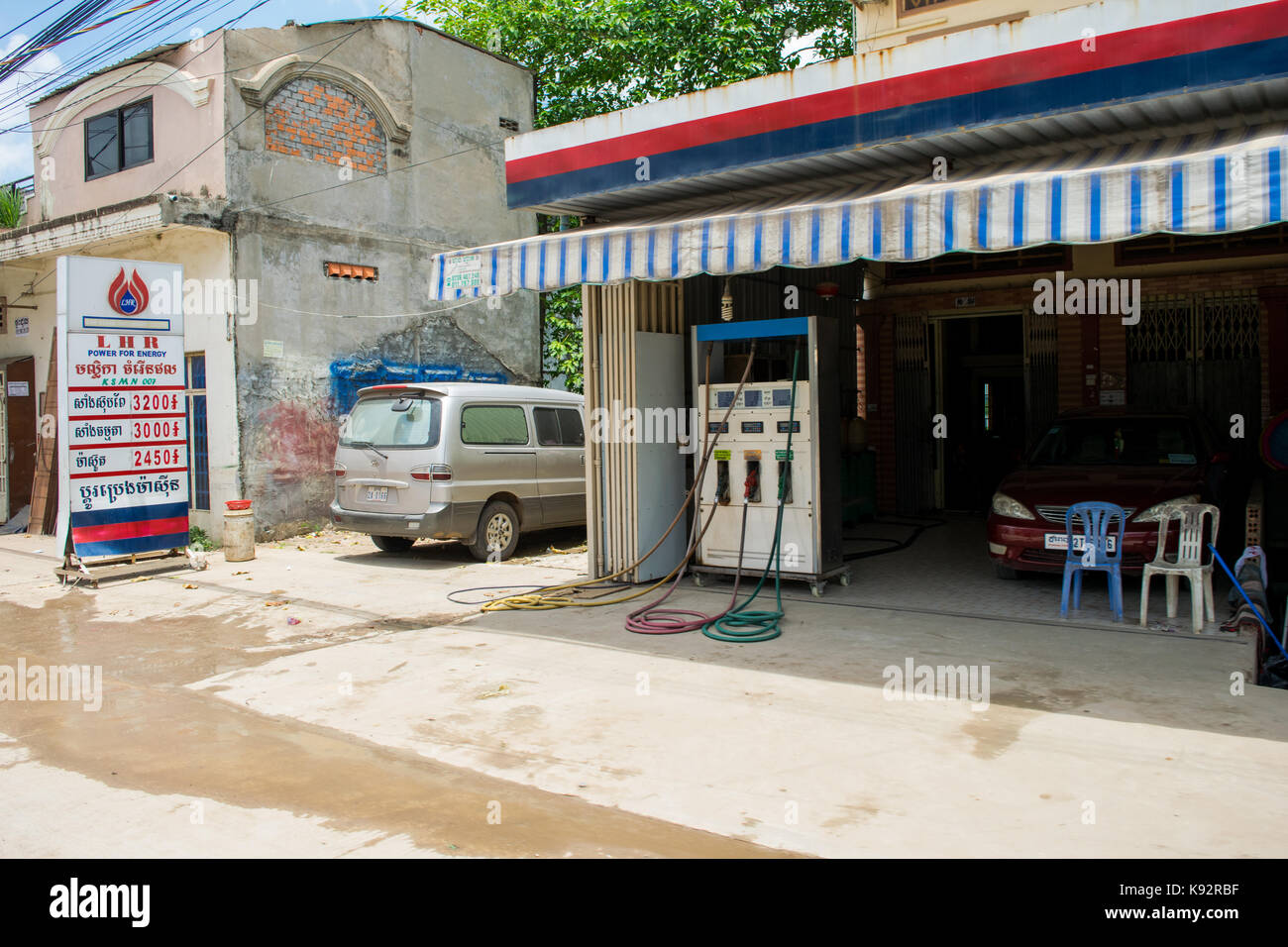 Eine Tankstelle/Tankstelle, in einer Straße von Phnom Penh, Kambodscha. Keine Kunden sind am Bahnhof Brennstoff für ihre Autos zu erhalten. Süd Ost Asien. Stockfoto
