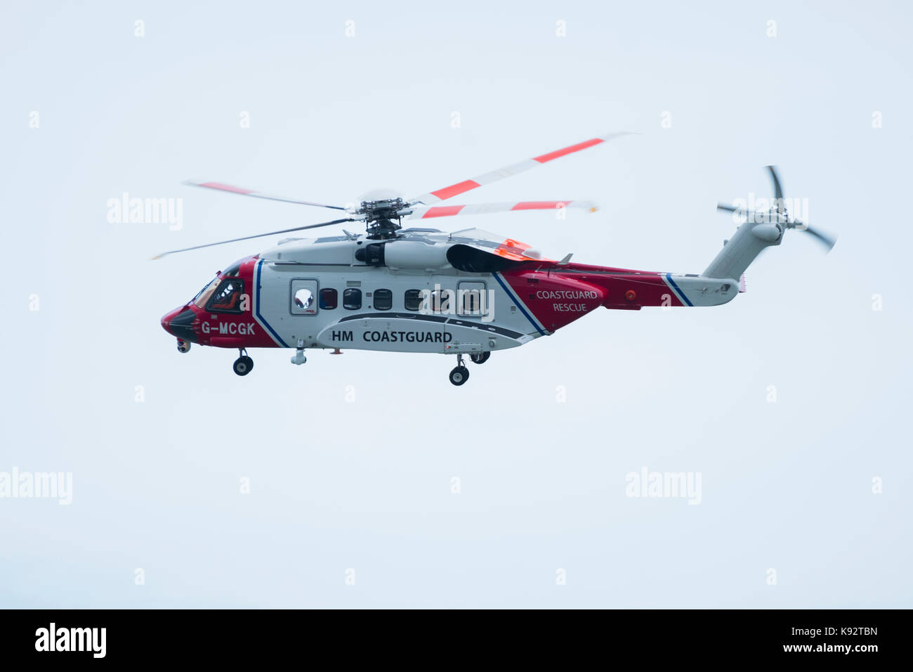 HM Küstenwache Suche und Rettung Hubschrauber G-MCGK auf Patrouille über das Meer wenn Aberystwyth Wales UK Stockfoto