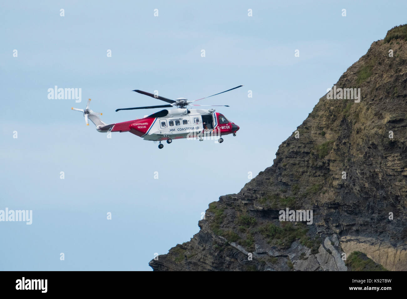 HM Küstenwache Suche und Rettung Hubschrauber G-MCGK auf Patrouille über das Meer wenn Aberystwyth Wales UK Stockfoto