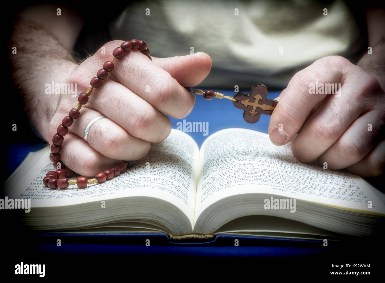 Christliche Gläubige beten zu Gott, mit Rosenkranz in der hand Stockfoto
