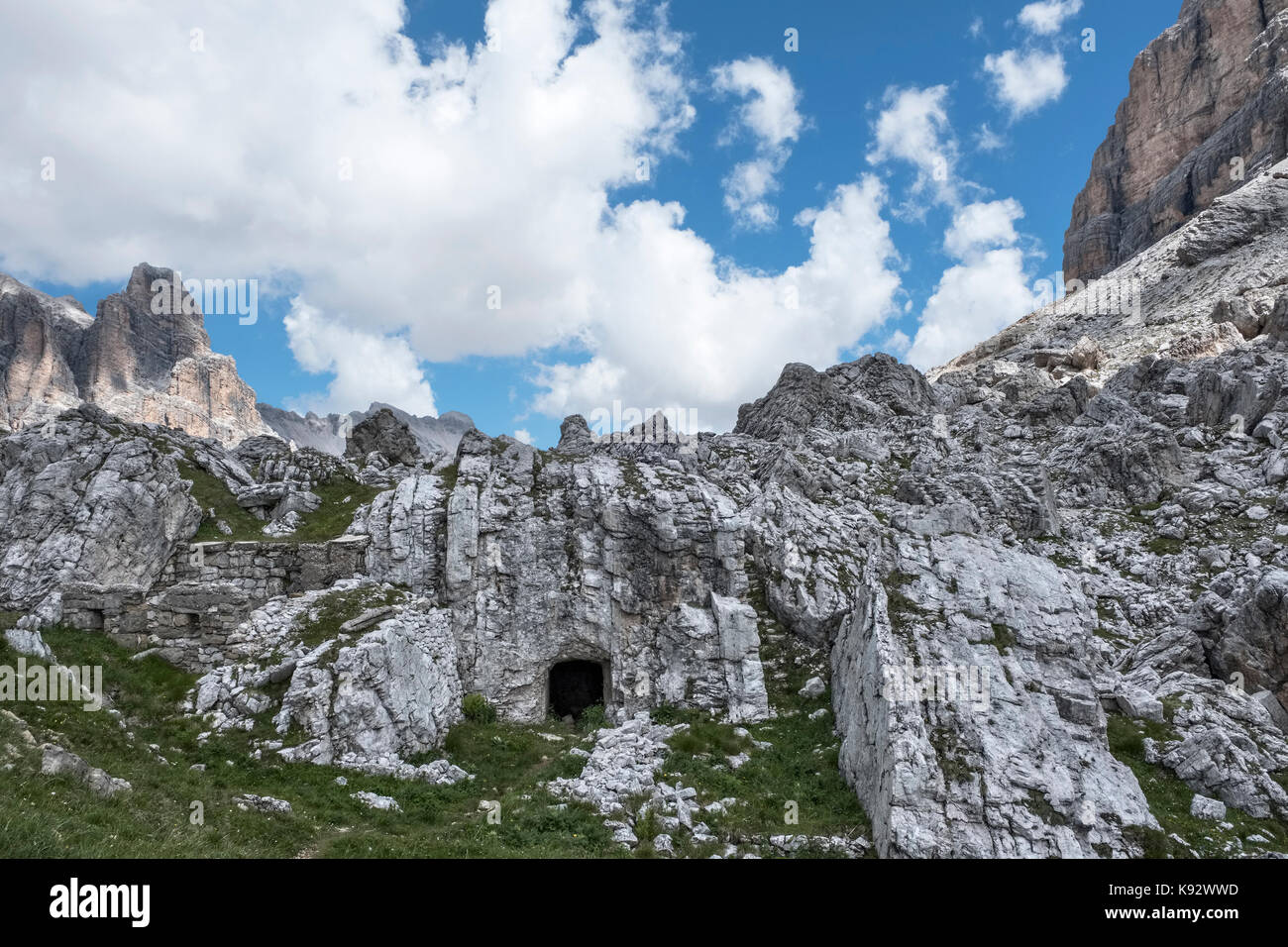 Die Dolomiten, Norditalien. Ersten Weltkrieg befestigungsanlagen an der Front zwischen Italien und Österreich, entlang der Alta Via 1 Long distance Path Stockfoto