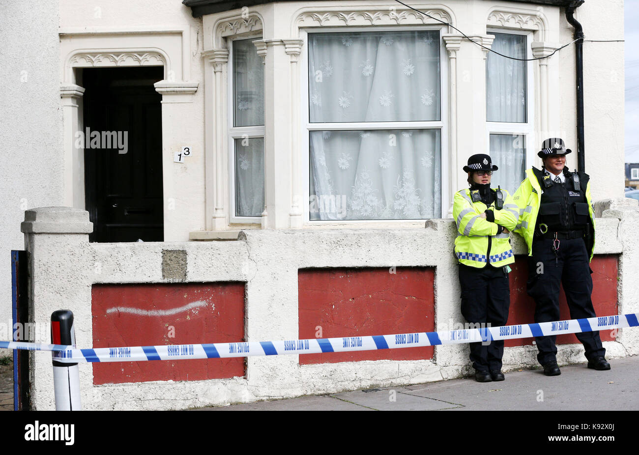 Polizei außerhalb einer Immobilie in Thornton Heath, South London, nachdem ein Jugendlicher wurde von den Detektiven untersucht die Parsons Green Terroranschlag festgehalten, womit sich die Zahl der Personen, die sechs gehalten wird. Stockfoto