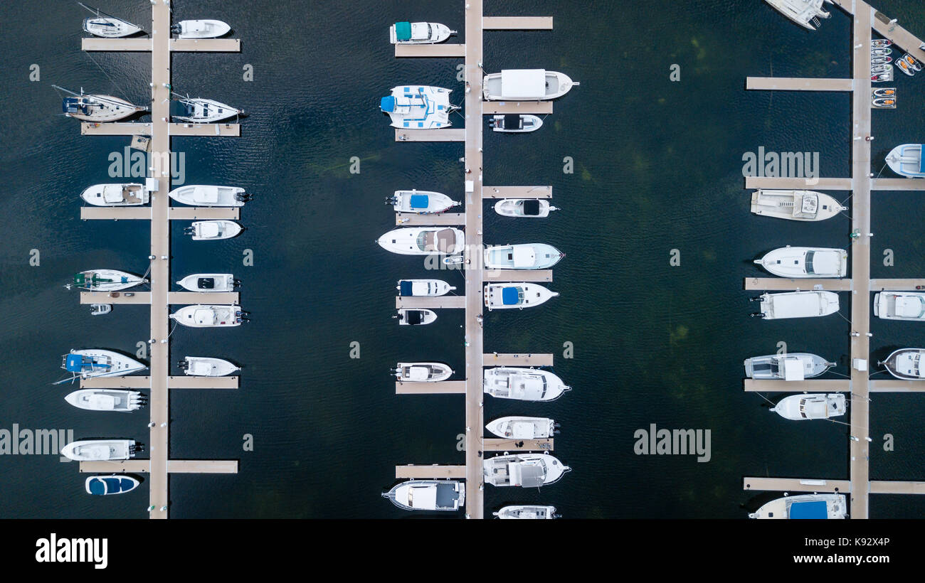 Luftaufnahme der Boote im Yachthafen Stockfoto