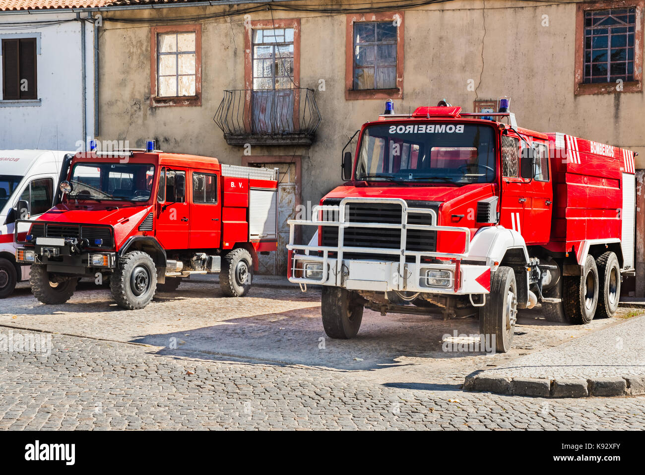 Zwei portugiesische Feuer Lkw auf der Straße geparkt Stockfoto