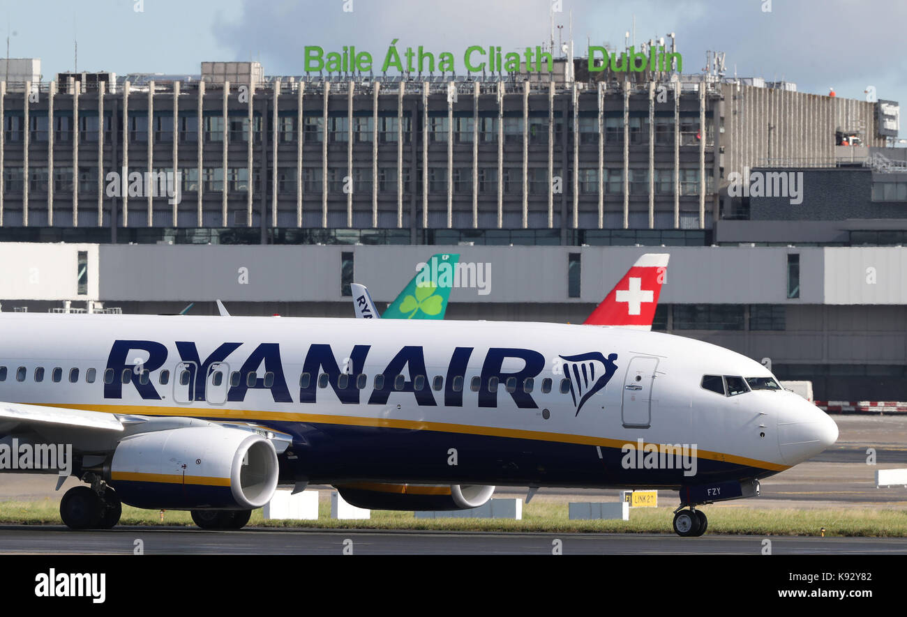 Eine Ryanair Jet am Flughafen von Dublin, wie die Krise über Pilot Engpässe und Warnungen, die Crews sind Ablehnung cash Boni an die Fluggesellschaft zu begehen werden angesprochen. Stockfoto