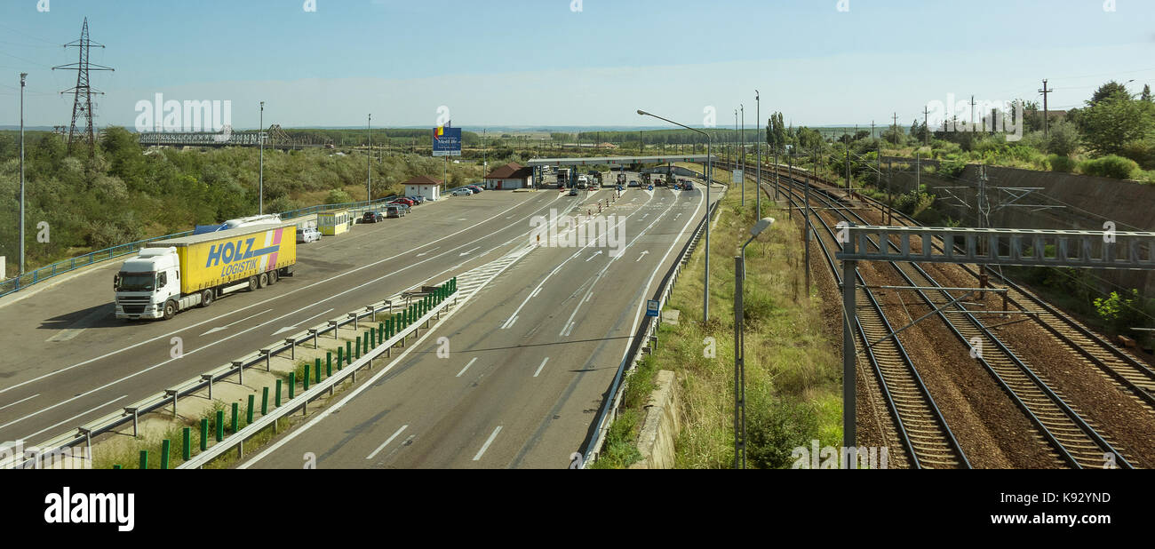 Rumänien, Contanta, Fetesti, Autobahn A2 Mautstelle und Eisenbahnlinie Stockfoto