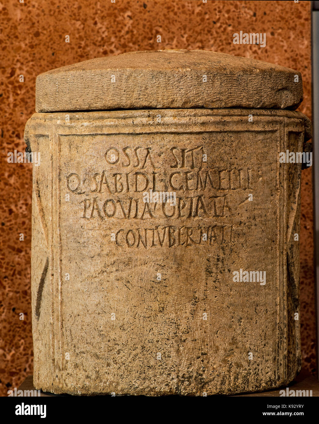 Italien Abruzzen Vasto Palazzo d'Avalos archäologisches Museum - Römische zylindrische cinerary Urne mit Inschriften Quinto Gemello Selidio Stockfoto