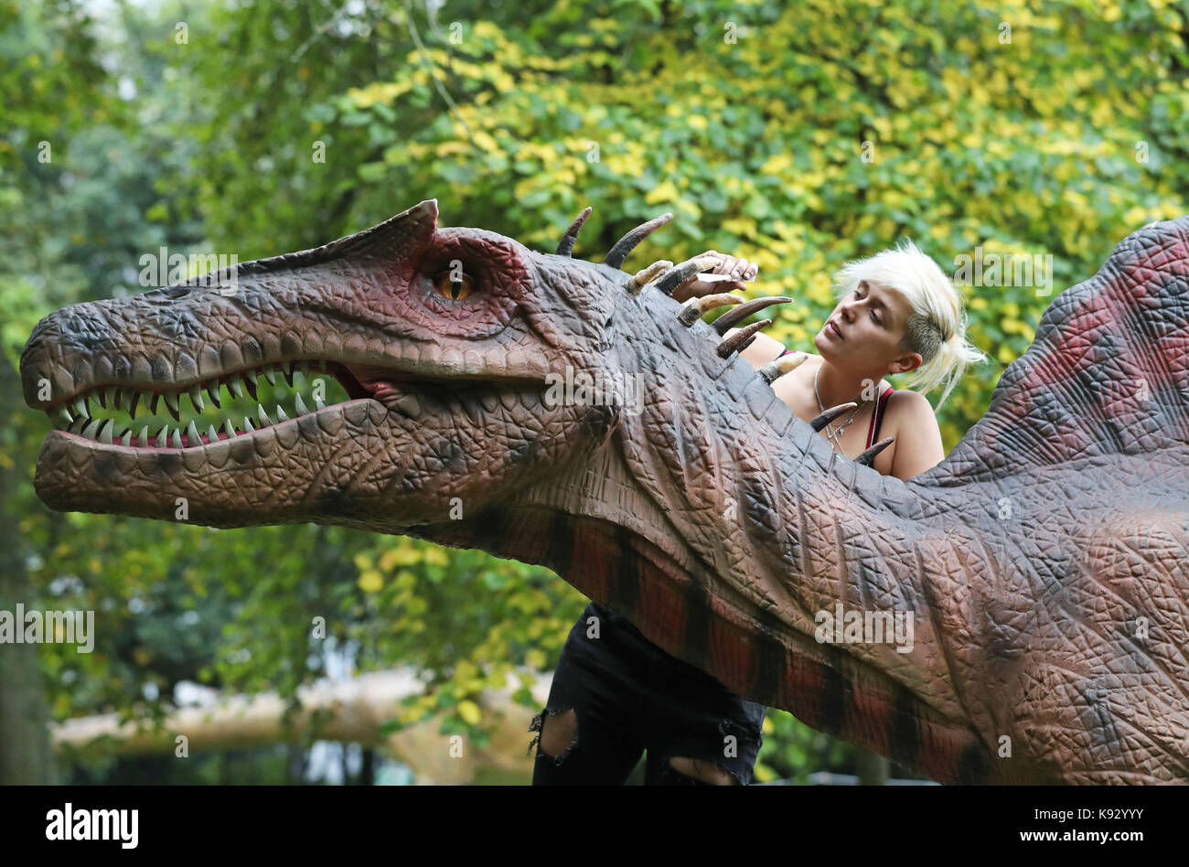 Chloe Mai Napier legt letzte Hand an einen spinosaurus als Jurassic Kingdom in Leazes Park, Newcastle ankommt. Stockfoto